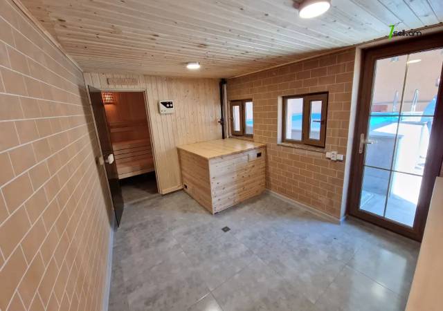 Երկու հարկանի քարե ամառանոց, Ջրվեժ թաղամաս Ջրվեժում, 800 ք.մ., 2 սանհանգույց, կապիտալ վերանորոգված