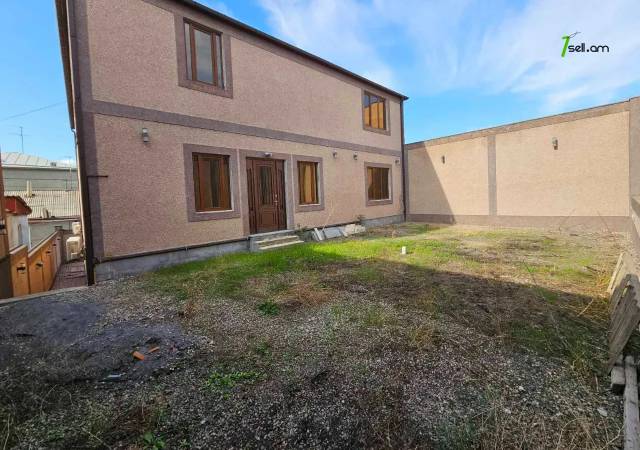 Երեք հարկանի տուն Պրահայի փողոցում կենտրոնում, 920 ք.մ., 3+ սանհանգույց, մասնակի վերանորոգում