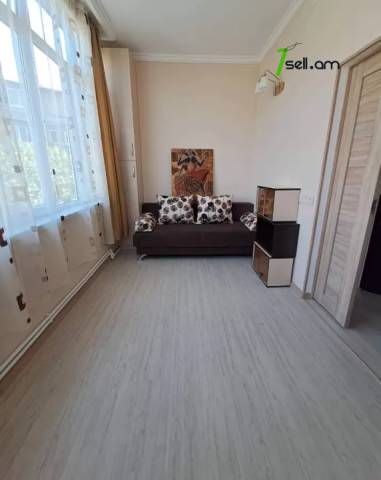 3 սենյականոց բնակարան Սայաթ-Նովայի պողոտայում, 70 ք.մ., 3/5 հարկ, կապիտալ վերանորոգված, քարե շենք