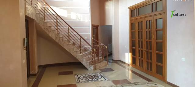 Երկու հարկանի քարե տուն Նորքի 1-ին փողոցում Նորք Մարաշում, 800 ք.մ., 3+ սանհանգույց