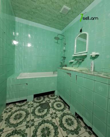 4 սենյականոց բնակարան Մոսկովյան փողոցում, 94 ք.մ., բարձր առաստաղներ, քարե շենք