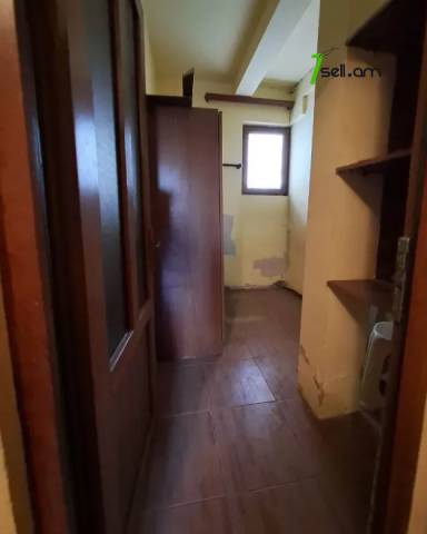 Երկու հարկանի քարե տուն Ռոստովյան փողոցում Էրեբունիում, 100 ք.մ.