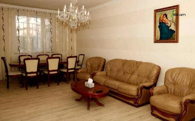 Երկու հարկանի քարե տուն Նոր-Արեշի 42 փողոցում Էրեբունիում, 700 ք.մ., 2 սանհանգույց