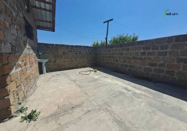 Մեկ հարկանի քարե տուն Զովունիում, 1050 քմ