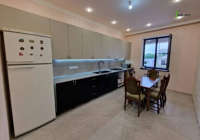 Մեկ հարկանի քարե տուն Էրեբունու փողոցում Էրեբունիում, 450 ք.մ., կապիտալ վերանորոգված