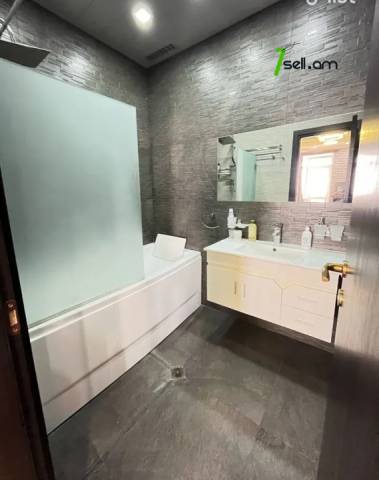 3 սենյականոց բնակարան նորակառույց շենքում Հրաչյա Ներսիսյան փողոցում, 115 քմ, 2 սանհանգույց