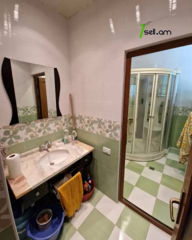 Մեկ հարկանի քարե տուն Խաչատուր Աբովյանի 27-րդ փողոցում Ավանում, 1000 ք.մ., 2 սանհանգույց