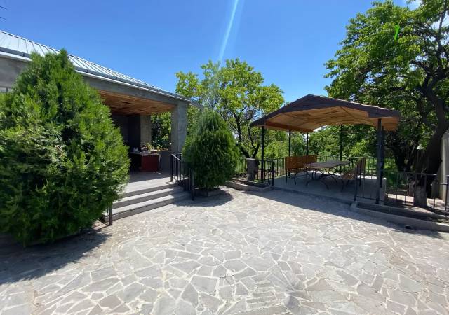 Մեկ հարկանի քարե տուն Կարբիում, 130 ք.մ., կապիտալ վերանորոգված