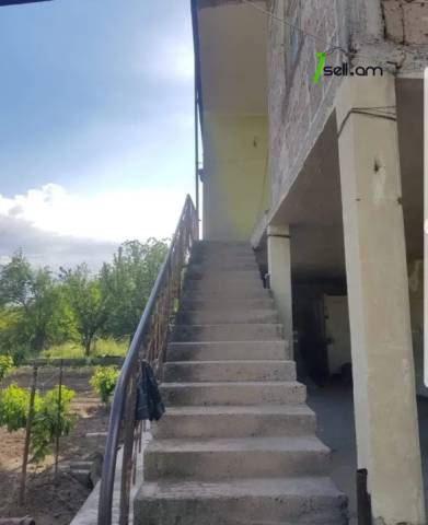 Երկու հարկանի քարե տուն Մեսրոպ Մաշտոցի փողոցում Աշտարակում, 100 ք.մ., մեծ հողամաս