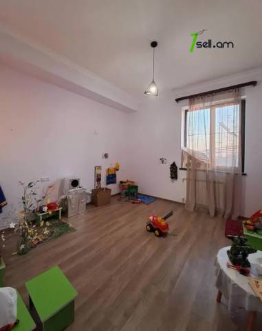 Բազմաֆունկցիոնալ գույք Գյուրջյան փողոցում Նոր Նորքում, 400 ք.մ.