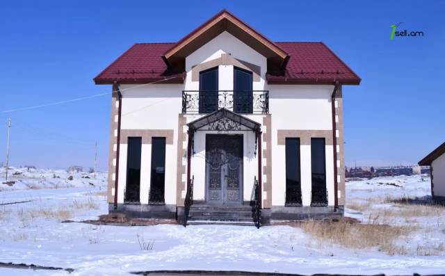 Երկու հարկանի քարե տուն Գյումրիում, 180 ք.մ., 2 սանհանգույց, դիզայներական ոճով վերանորոգված
