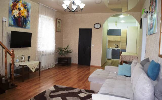 Երկու հարկանի քարե տուն, Ղարսի խճուղի Գյումրիում, 298 ք.մ., 2 սանհանգույց