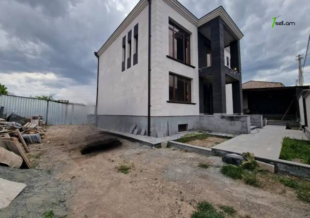 Երկու հարկանի քարե տուն Բագրևանդի փողոցում Նոր Նորքում, 1000 ք.մ., 3+ սանհանգույց