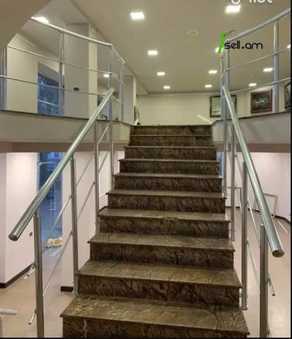 Գրասենյակային տարածք Խանջյան փողոցում կենտրոնում, 260 ք.մ.