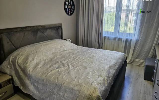 4 սենյականոց բնակարան Շինարարների փողոցում, 80 քմ, կապիտալ վերանորոգված, քարե շենք