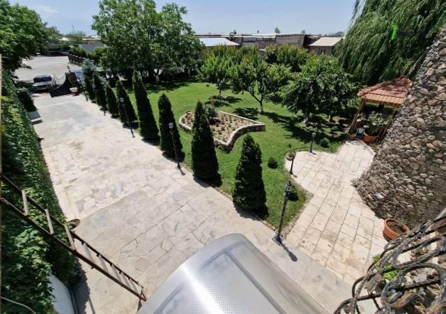 Երկու հարկանի քարե տուն Շիրակի փողոցում Շենգավիթում, 800 ք.մ., 2 սանհանգույց, եվրովերանորոգված