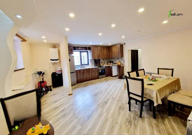 Երկու հարկանի քարե տուն, Նոյ թաղամաս Աջափնյակում, 840 ք.մ., 3+ սանհանգույց, եվրովերանորոգված