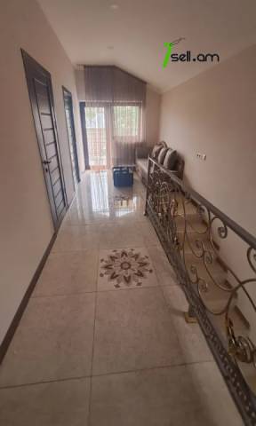 Երկու հարկանի քարե տուն Մայիսի 9-ի փողոցում Շենգավիթում, 150 քմ, 2 սանհանգույց, եվրովերանորոգված