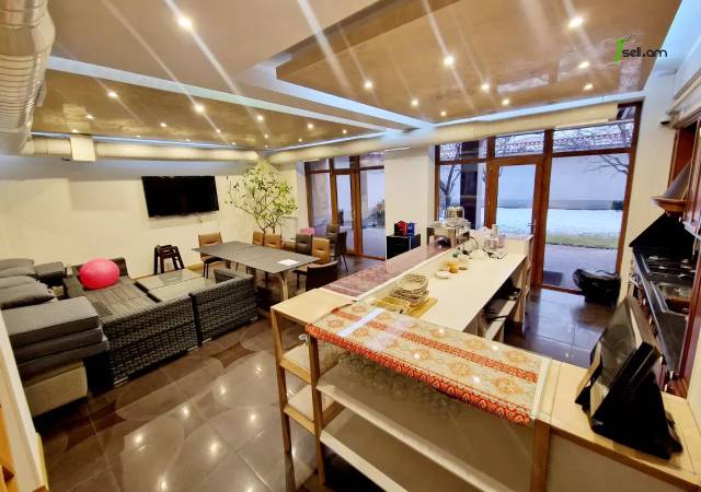 Չորս հարկանի քարե տուն Նաիրի Զարյան փողոցում Արաբկիրում, 800 քմ, 3+ սանհանգույց