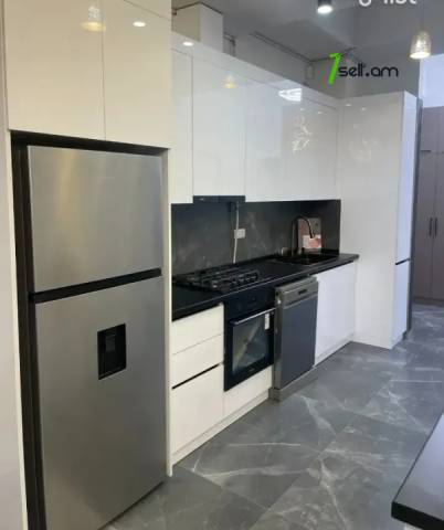 3 սենյականոց բնակարան նորակառույց շենքում Արամ Խաչատրյան փողոցում, 84 ք.մ., բարձր առաստաղներ