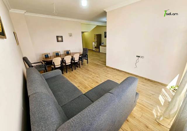 Երկու հարկանի տուն, Գ-1 թաղամաս Աջափնյակում, 552 ք.մ., 2 սանհանգույց, կապիտալ վերանորոգված