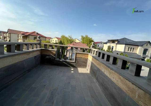 Երեք հարկանի տուն, Վահագնի Թաղամաս Աջափնյակում, 500 ք.մ., 3+ սանհանգույց