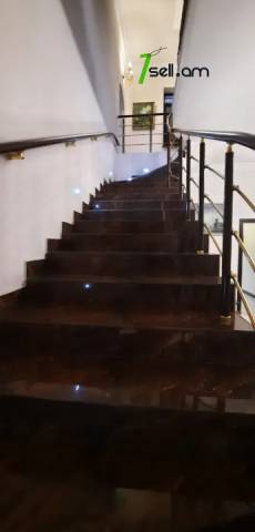 Երկու հարկանի քարե տուն Դավիթ Բեկի փողոցում Էրեբունիում, 530 ք.մ., 2 սանհանգույց