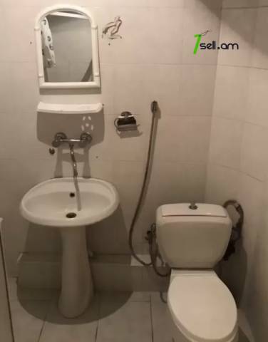 2 սենյականոց բնակարան Վրացական փողոցում, 50 ք.մ., 2/5 հարկ, մասնակի վերանորոգում, քարե շենք