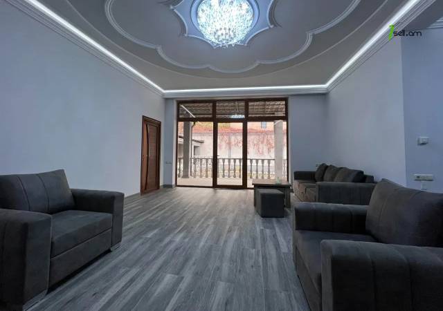 Մեկ հարկանի քարե տուն Ազատության պողոտայում Արաբկիրում, 370 ք.մ., 3+ սանհանգույց, եվրովերանորոգված