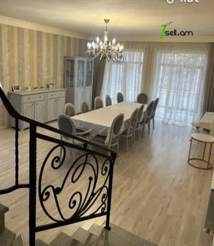 Երեք հարկանի քարե թաունհաուզ Հակոբ Հակոբյան փողոցում Արաբկիրում, 167 ք.մ., 2 սանհանգույց