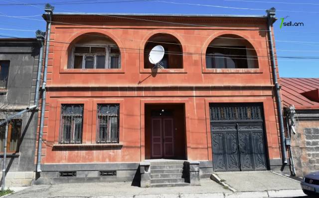 Երկու հարկանի քարե տուն Ծննդատան փողոցում Գյումրիում, 288 քմ, 2 սանհանգույց, կոսմետիկ վերանորոգում
