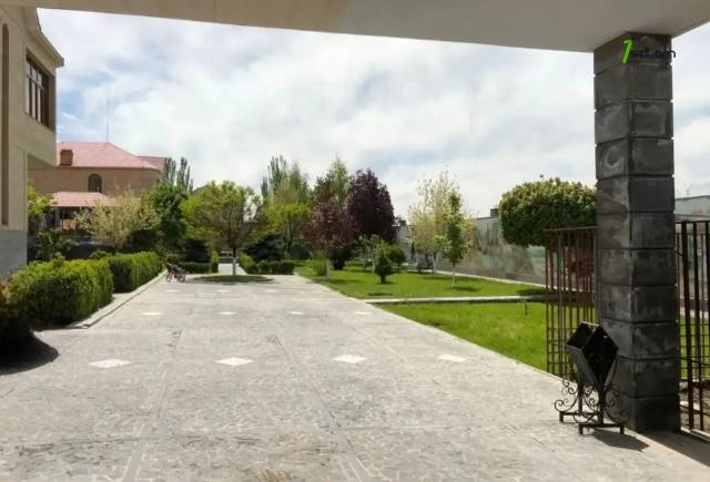 Երկու հարկանի քարե տուն, Դուրյան թաղամաս Ավանում, 2400 ք.մ., 3+ սանհանգույց, մեծ հողամաս