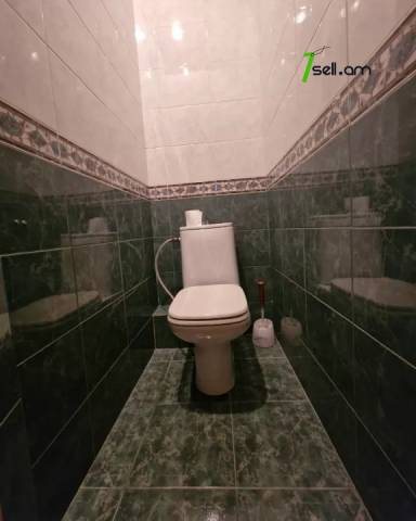 Երեք հարկանի քարե տուն Աջափնյակում, 500 ք.մ., 3+ սանհանգույց, եվրովերանորոգված