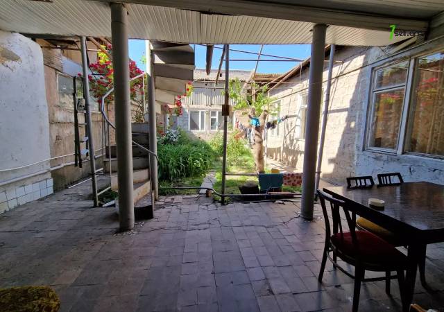 Երկու հարկանի քարե տուն Խորեն Խաչատրյան փողոցում Աջափնյակում, 300 ք.մ., 2 սանհանգույց