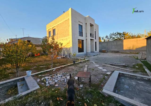 Երկու հարկանի քարե տուն Ծարավ աղբյուրի փողոցում Ավանում, 900 քմ, 3+ սանհանգույց, եվրովերանորոգված