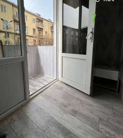 4 սենյականոց բնակարան, Hanrapetutyan Street, 90 ք.մ., բարձր առաստաղներ, նախավերջին հարկ