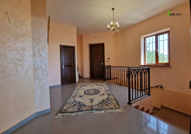 Երկու հարկանի քարե տուն Նուբարաշենի 4-րդ փողոցում Նուբարաշենում, 800 ք.մ., 3+ սանհանգույց