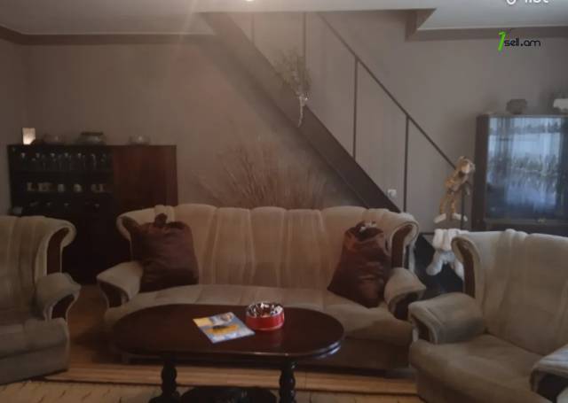 Երեք հարկանի քարե ամառանոց 16-րդ փողոցում Գետամեջում, 148 ք.մ., 2 սանհանգույց, մասնակի վերանորոգում