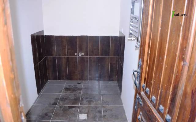 Երկու հարկանի քարե տուն Գյումրիում, 180 ք.մ., 2 սանհանգույց, դիզայներական ոճով վերանորոգված