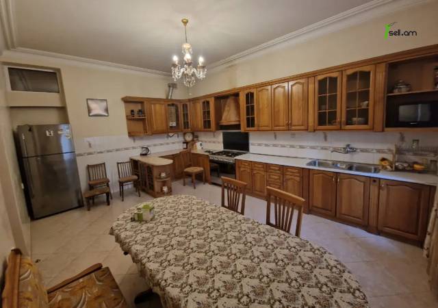 Երեք հարկանի քարե տուն Այգեկցու փողոցում Արաբկիրում, 430 ք.մ., 3+ սանհանգույց, կապիտալ վերանորոգված