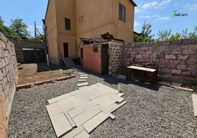 Երկու հարկանի քարե տուն Օստրովսկու փողոցում կենտրոնում, 380 քմ, 2 սանհանգույց, եվրովերանորոգված