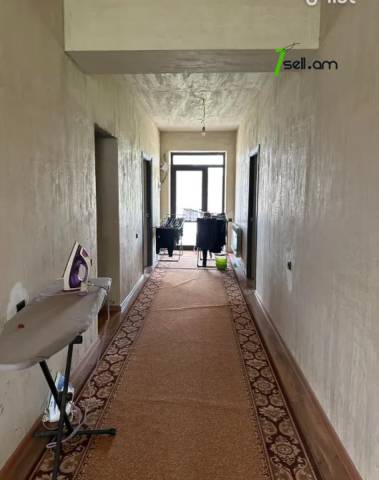 Չորս հարկանի քարե տուն 1-րդ փողոցում Քասախում, 448 ք.մ., 3+ սանհանգույց, մասնակի վերանորոգում