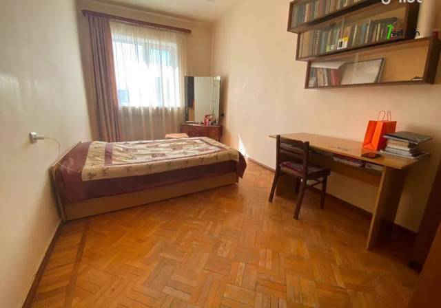 Երեք հարկանի քարե տուն Սերո Խանզադյան փողոցում Նորք Մարաշում, 370 ք.մ., 3+ սանհանգույց, մեծ հողամաս