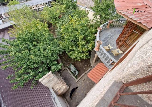 Երեք հարկանի քարե տուն Կարապետյան փողոցում Աջափնյակում, 470 ք.մ., 3+ սանհանգույց