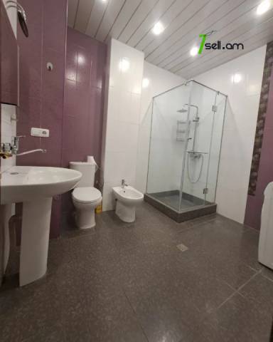 3 սենյականոց բնակարան նորակառույց շենքում Ռոստոմի փողոցում, 136 ք.մ., 2 սանհանգույց