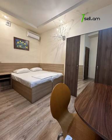 4 սենյականոց բնակարան Հանրապետության փողոցում, 82 քմ, նախավերջին հարկ, 3+ սանհանգույց