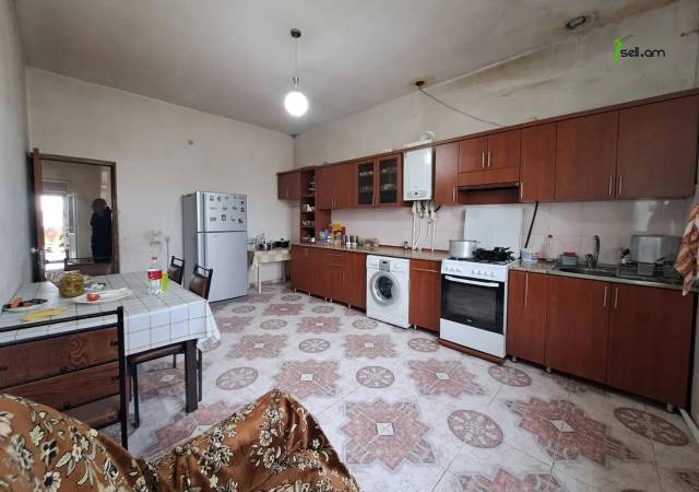 Մեկ հարկանի քարե տուն 5-րդ փողոցում Զովունիում, 350 ք.մ., մասնակի վերանորոգում