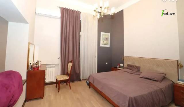 3 սենյականոց բնակարան Մոսկովյան փողոցում, 110 ք.մ., նախավերջին հարկ, բարձր առաստաղներ