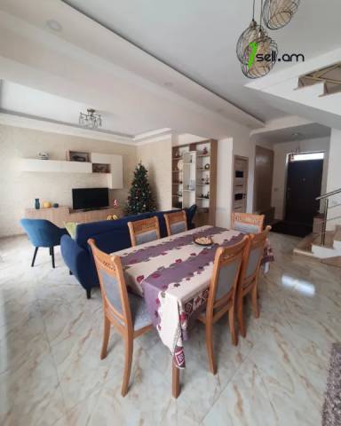 Երկու հարկանի քարե տուն Պարույր Սևակի փողոցում Ավանում, 640 ք.մ., 2 սանհանգույց