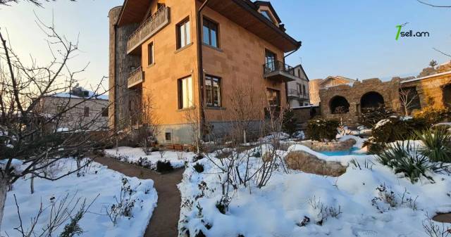 Երեք հարկանի քարե տուն Մոլդովական փողոցում Նոր Նորքում, 1240 ք.մ., 3+ սանհանգույց